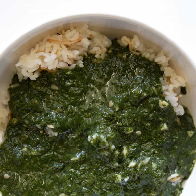 mulukhiyah with roz in a bowl