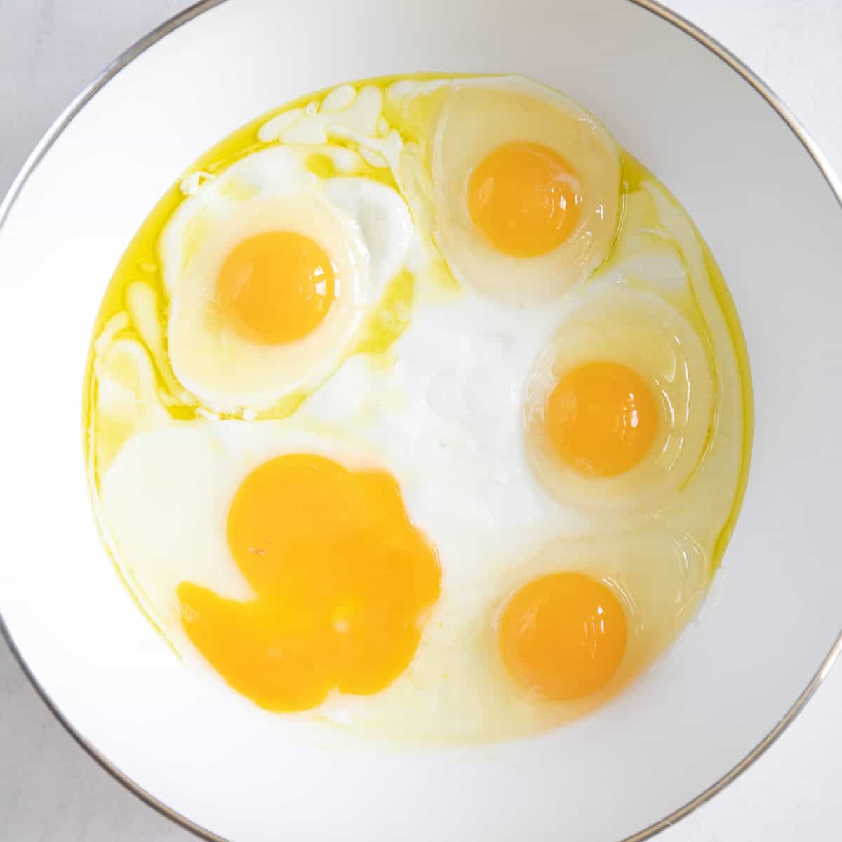 frying eggs in olive oil
