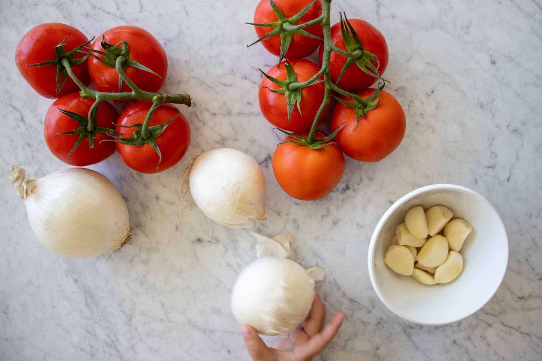 ingredients to make tomato sauce with onion